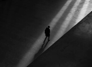 Psykiater fyret for at arbejde med fællesskaber og mindre medicin?